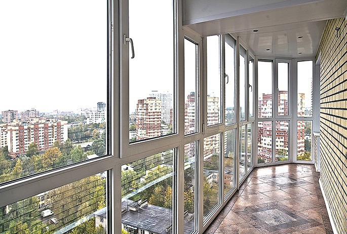 Панорамное остекление Rehau от пола до потолка, укладка на пол плитки, отделка потолка